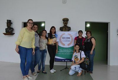 Professora Arinete Veras com alunas do curso de Enfermagem que apresentarão trabalhos durante o CONIC